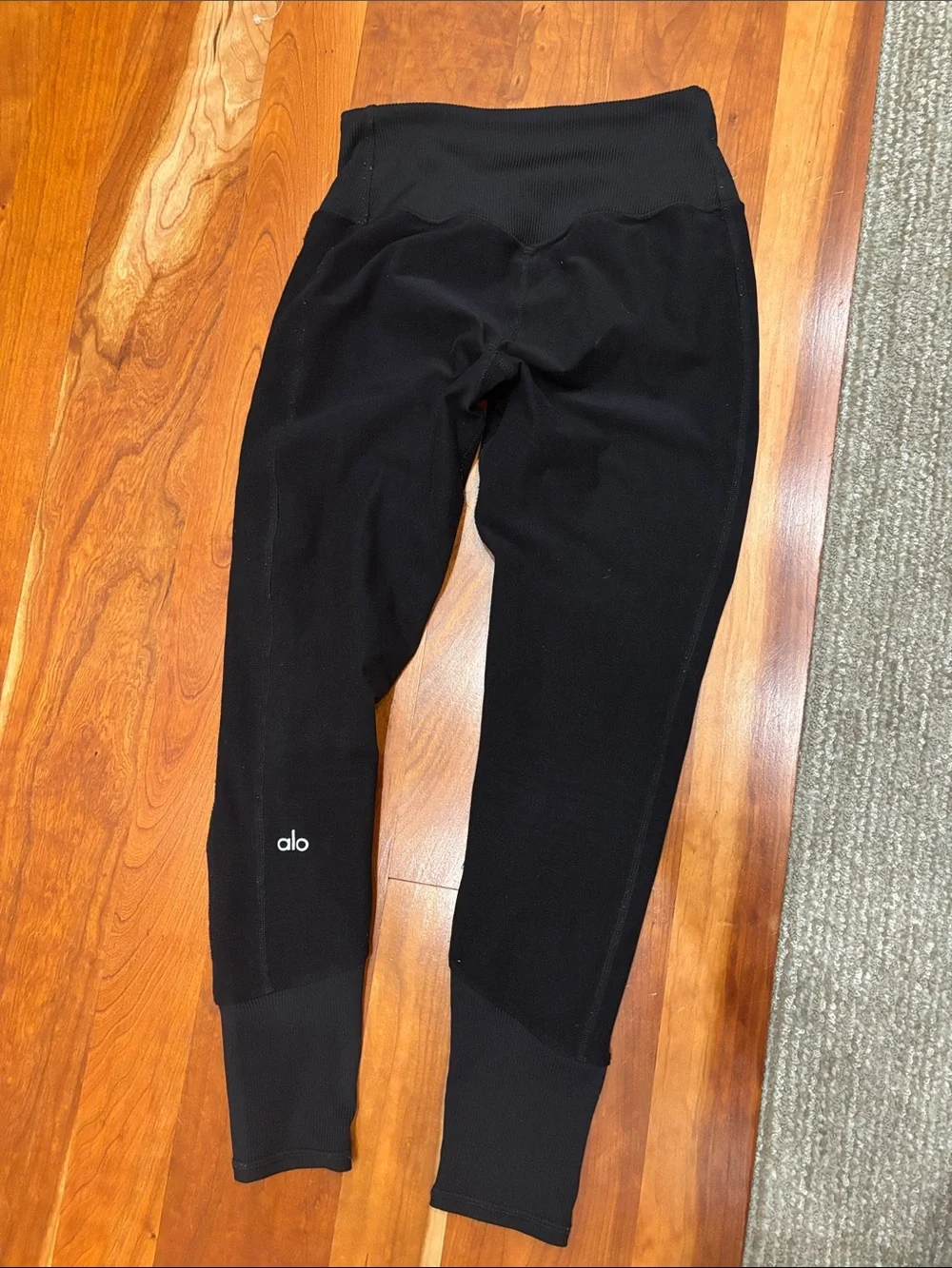 ALO Yoga sleek black